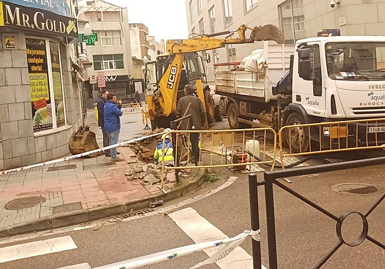 Una rotura de una tubería deja sin agua a vecinos de diez calles del centro emeritense